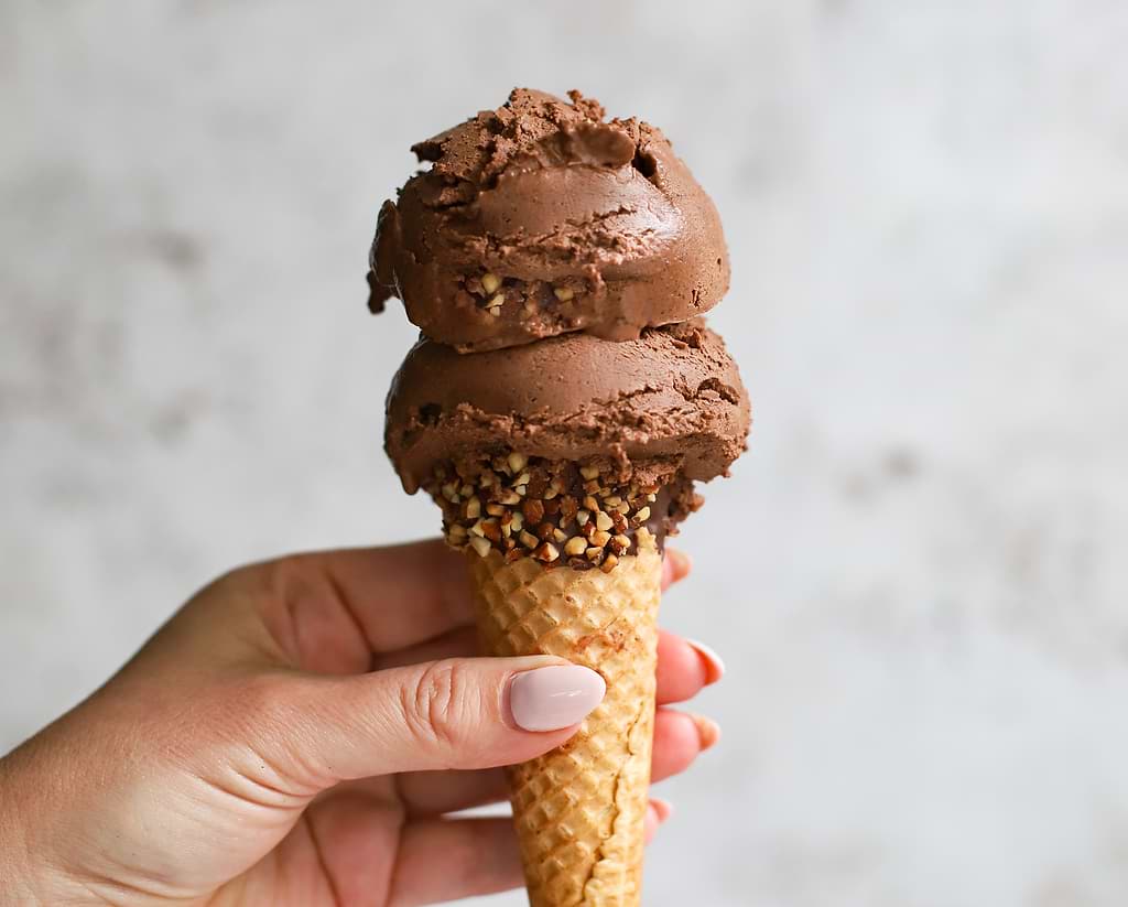 Glace vegan au café, noisettes et chocolat